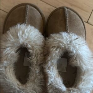 Cat & Jack Tan Fuzzy Slides